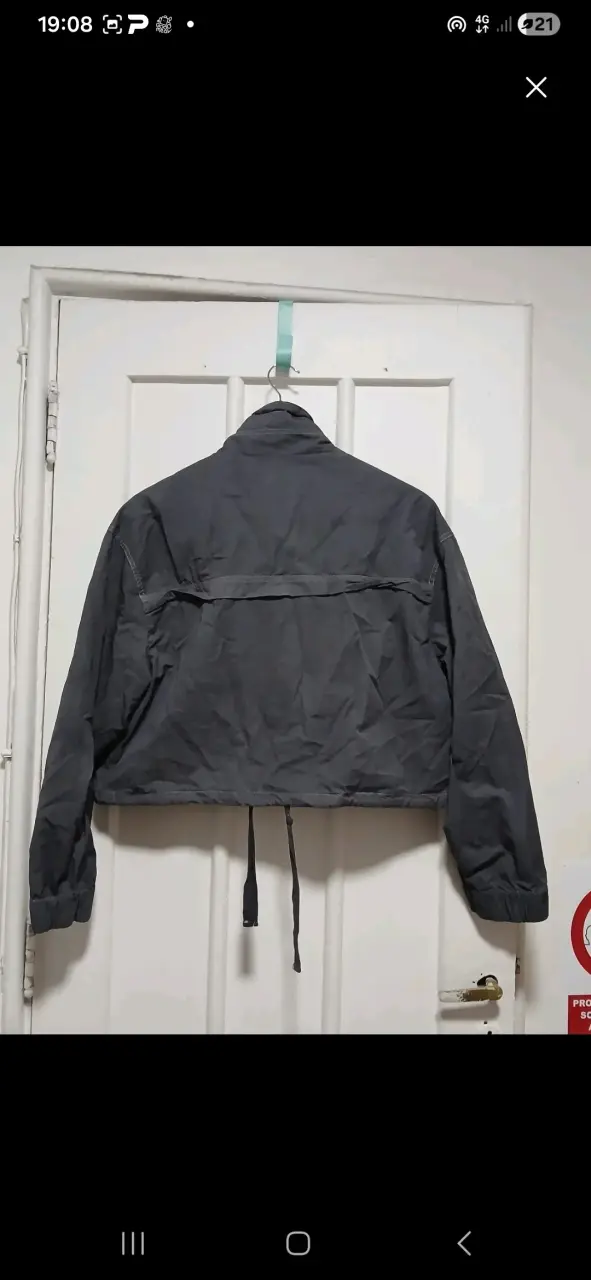 Chaqueta gris con bolsillos delanteros - 3