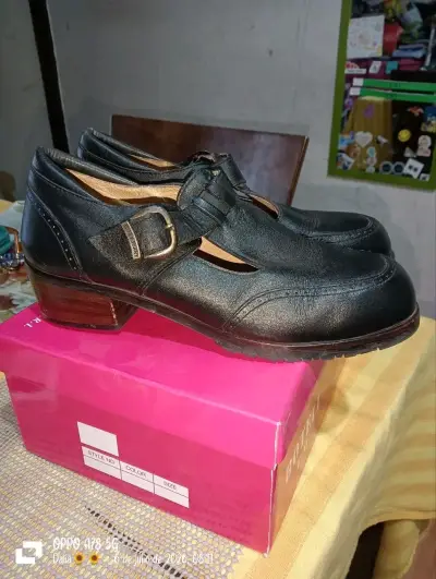 Zapatos de cuero negro con hebilla - miniatura 2