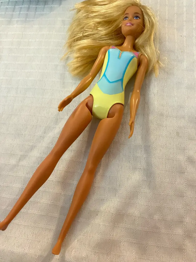 Muñeca Barbie con traje de baño