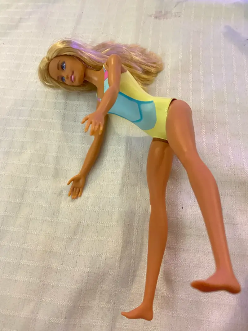 Muñeca Barbie con traje de baño - 2