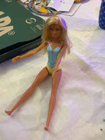 Muñeca Barbie con traje de baño - miniatura 3