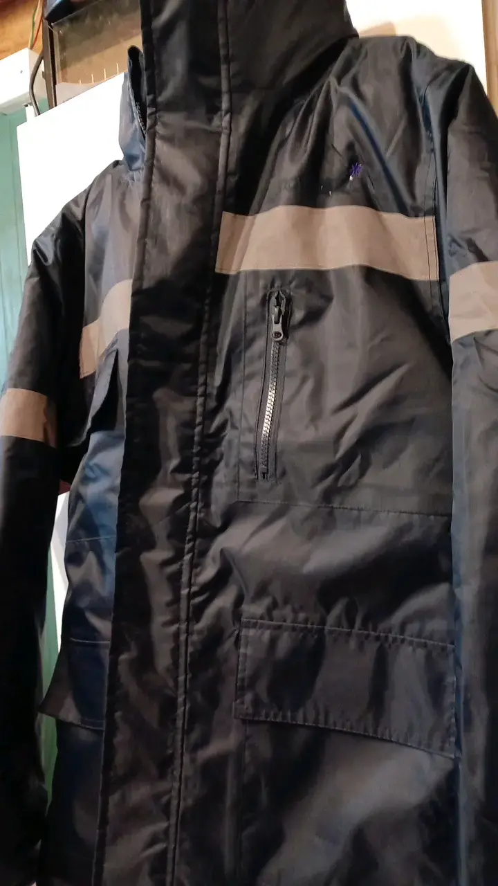 Chaqueta impermeable azul con reflectantes - 3