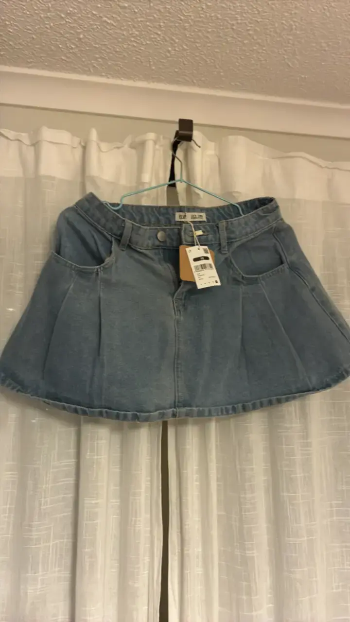 Falda de mezclilla azul con bolsillos