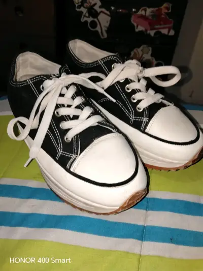 Zapatillas negras con plataforma y cordones - miniatura 2