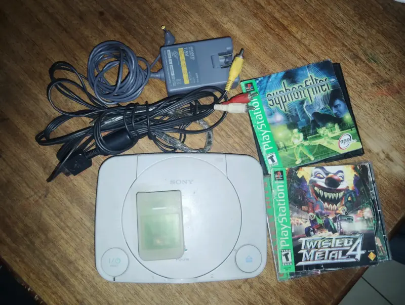 Consola Sony PS One con juegos clásicos