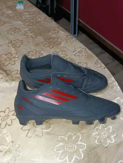 Chuteadores de fútbol Adidas negros y rojos - miniatura 1