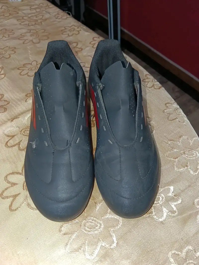 Chuteadores de fútbol Adidas negros y rojos - 2