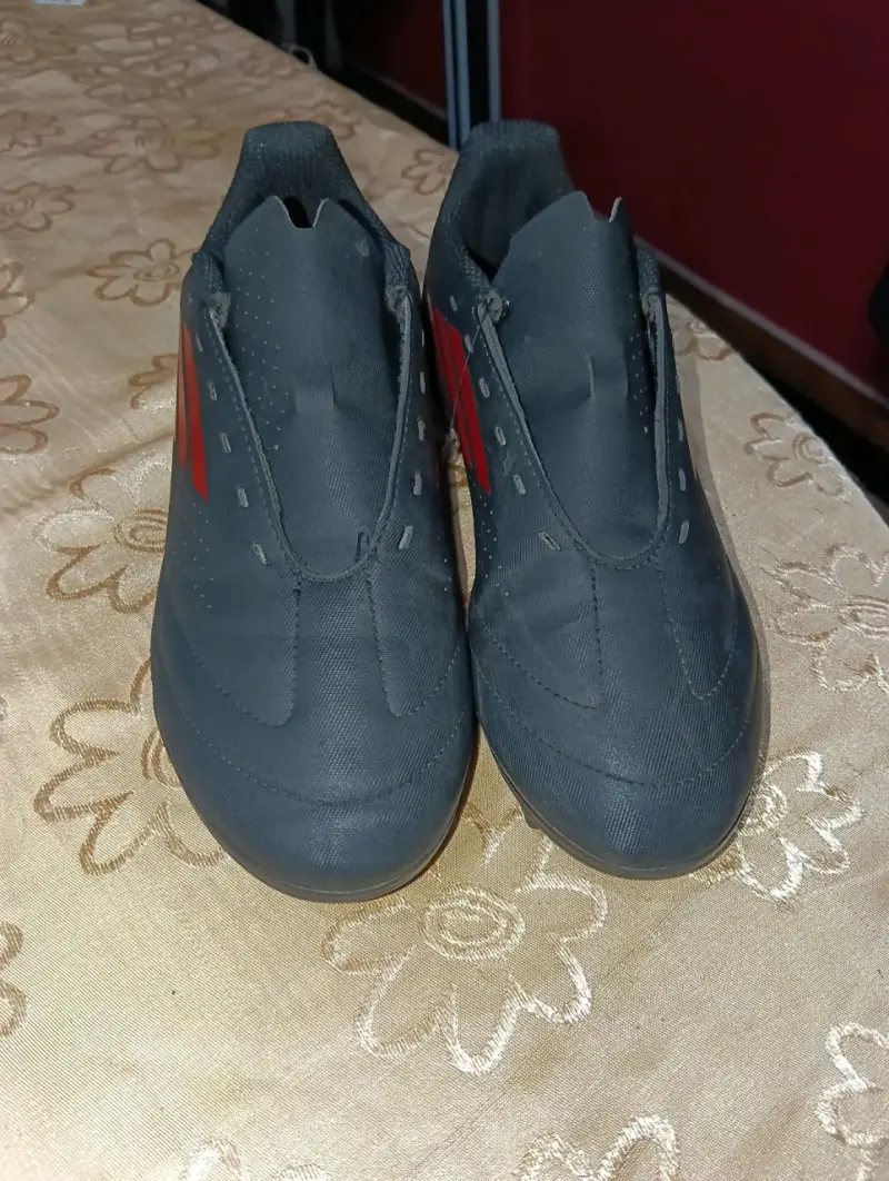 Chuteadores de fútbol Adidas negros y rojos - 3