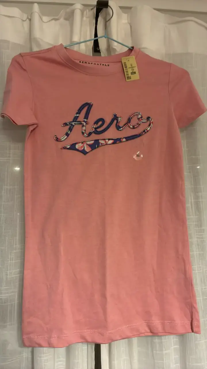Polera Aeropostale rosa con diseño floral