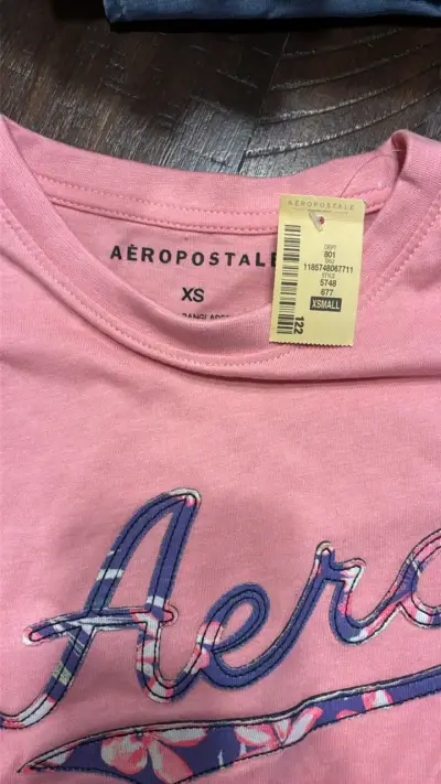 Polera Aeropostale rosa con diseño floral - miniatura 2