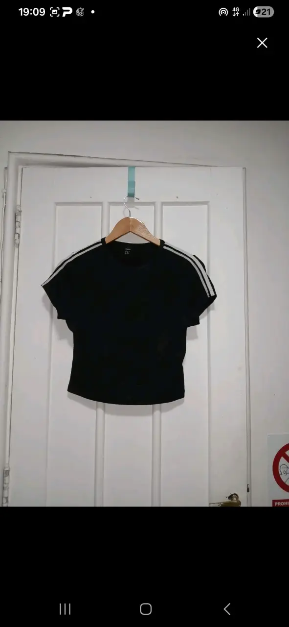 Polera negra con rayas blancas