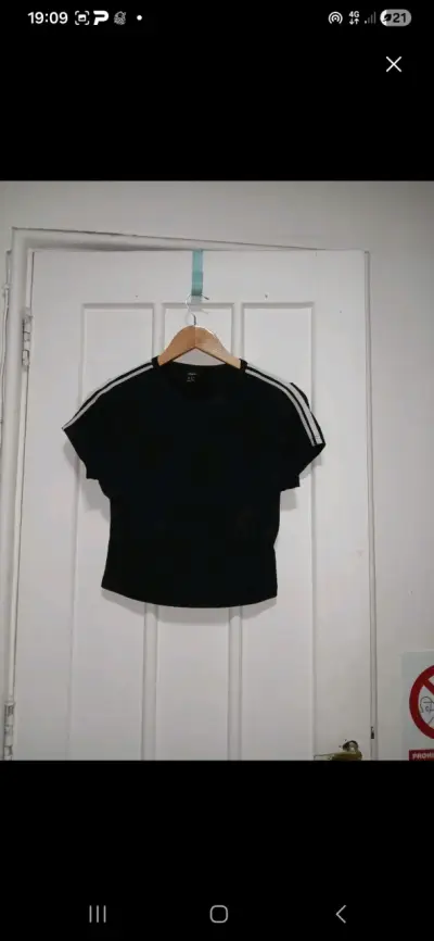 Polera negra con rayas blancas - miniatura 1