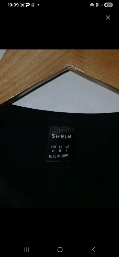 Polera negra con rayas blancas - miniatura 2