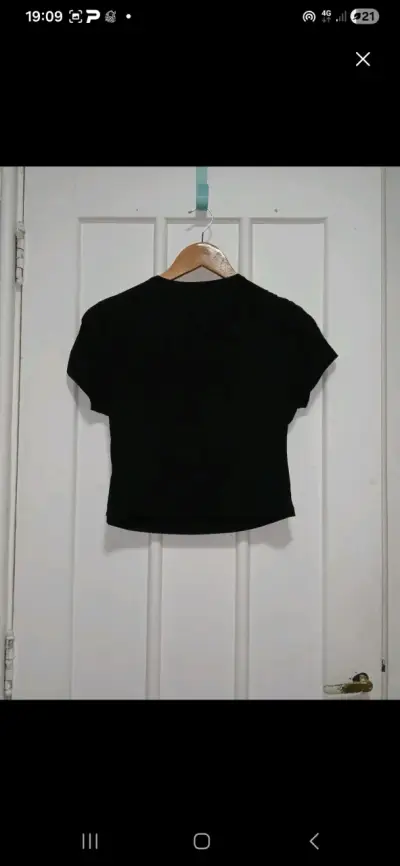 Polera negra con rayas blancas - miniatura 3