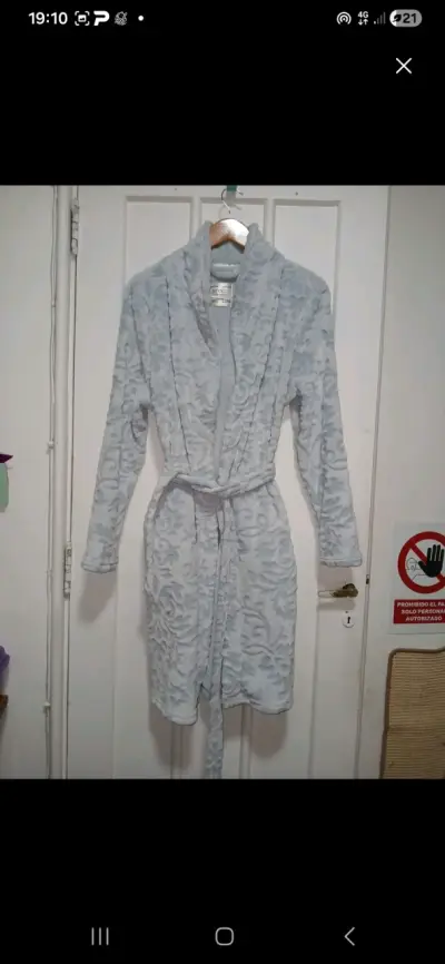 Bata de baño gris con textura suave - miniatura 1