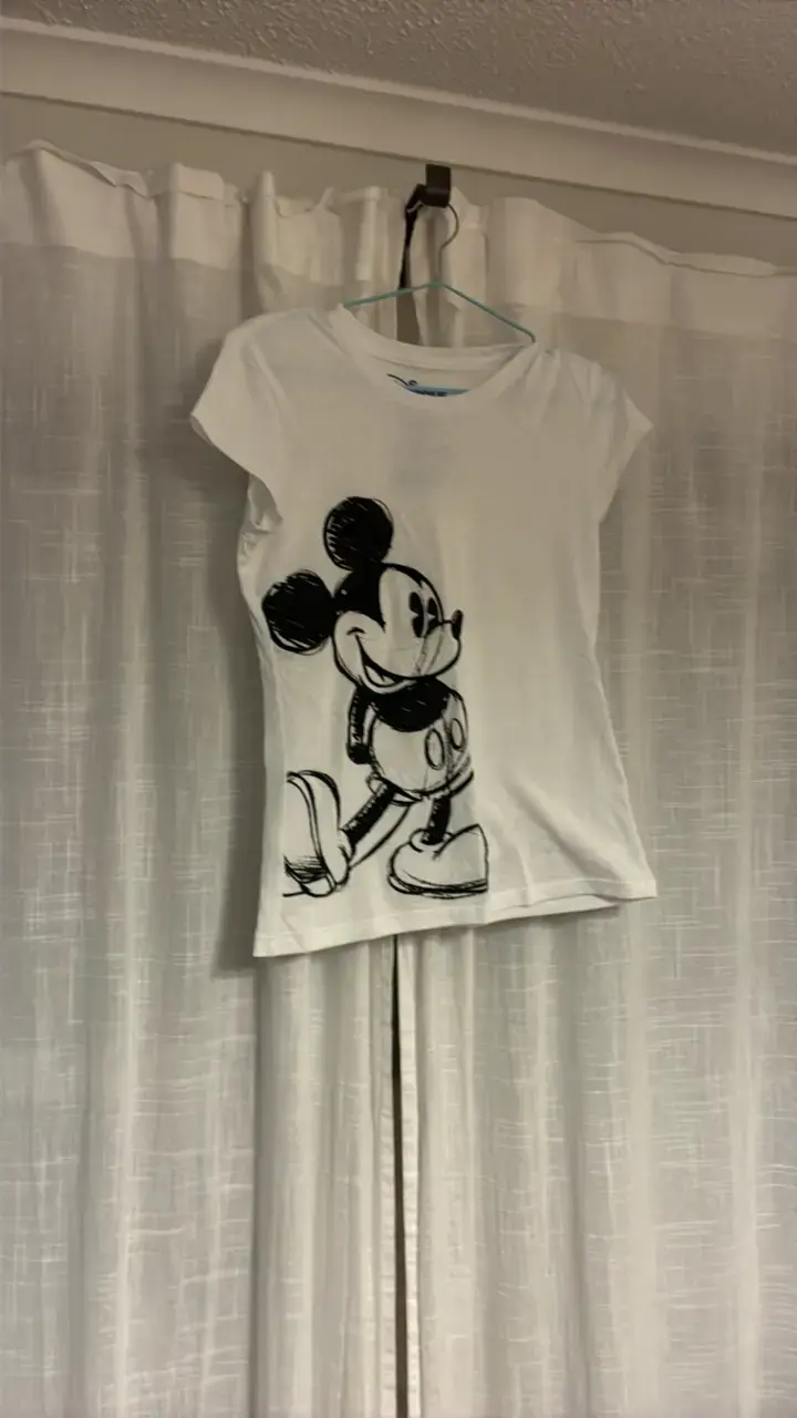 Polera blanca con diseño de Mickey Mouse