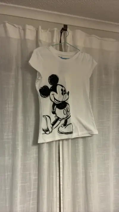 Polera blanca con diseño de Mickey Mouse - miniatura 1