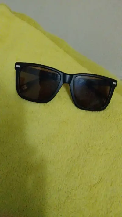 Gafas de sol negras estilo clásico - miniatura 1