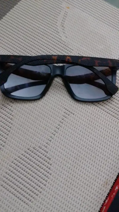 Gafas de sol negras estilo clásico - miniatura 2