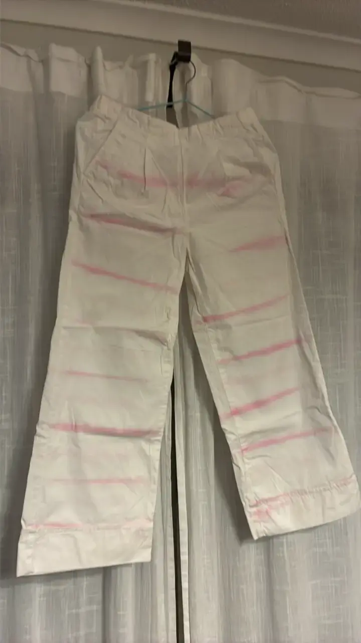 Pantalones blancos con rayas rosas