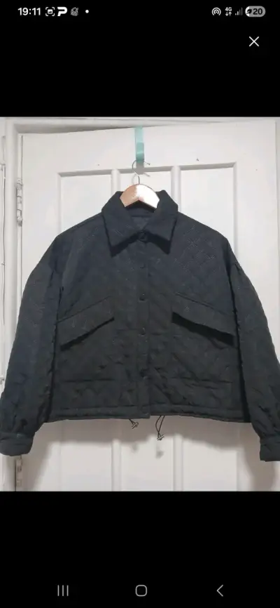 Chaqueta acolchada negra para mujer - miniatura 1