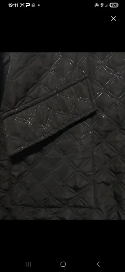 Chaqueta acolchada negra para mujer - miniatura 4