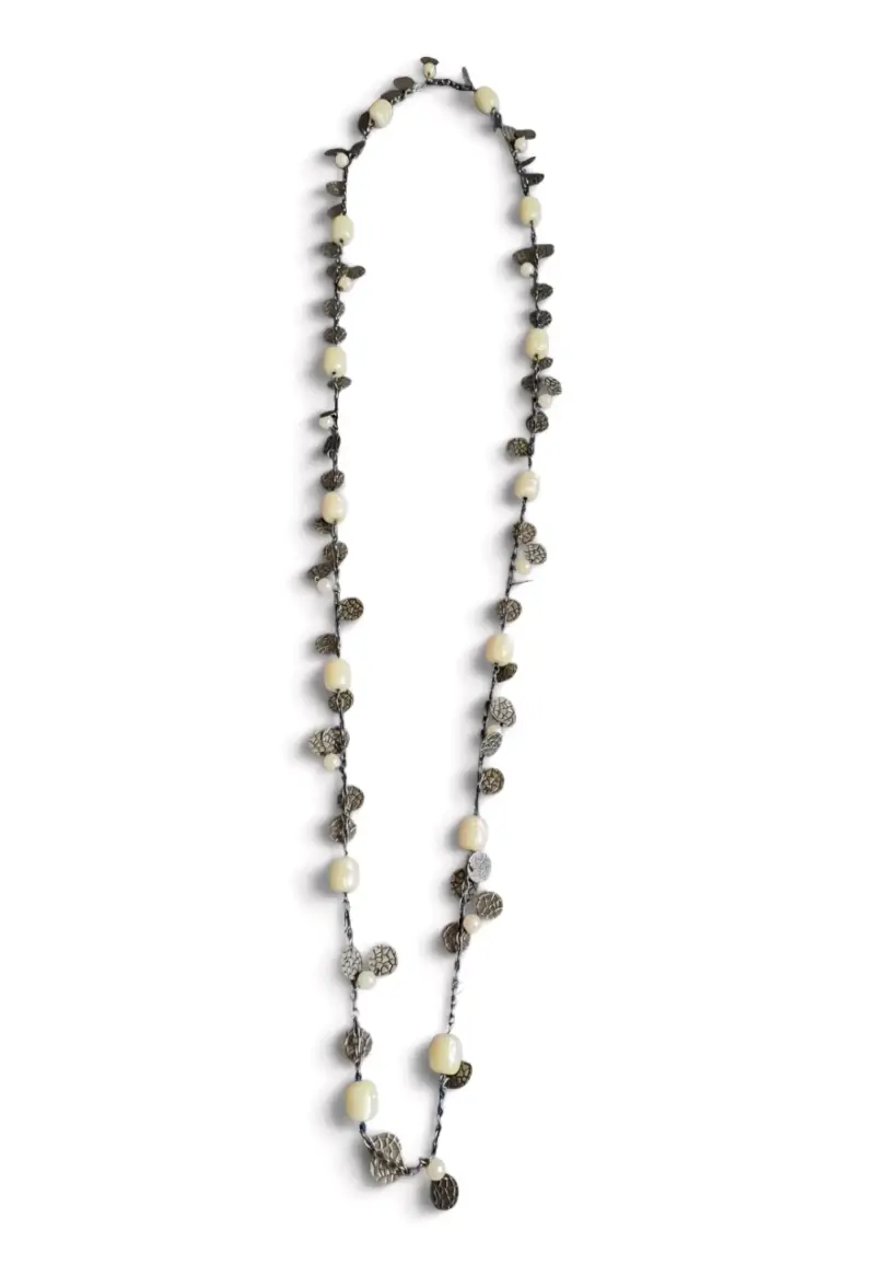Collar largo con perlas y hojas decorativas. - 1
