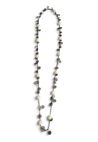 Collar largo con perlas y hojas decorativas. - miniatura 1