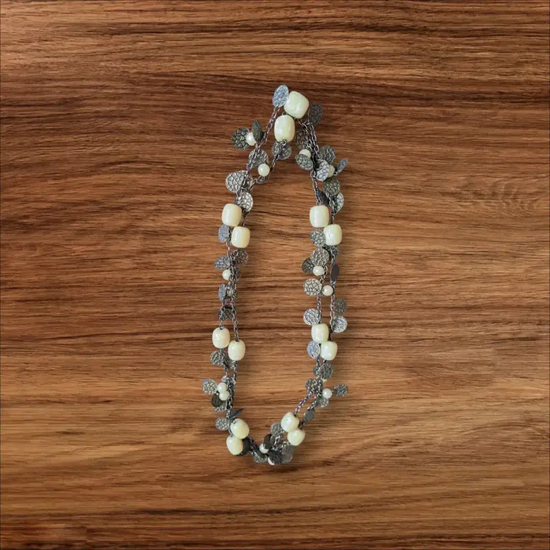 Collar largo con perlas y hojas decorativas. - 3