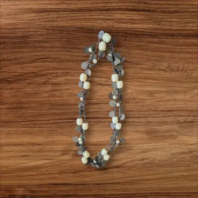 Collar largo con perlas y hojas decorativas. - miniatura 3