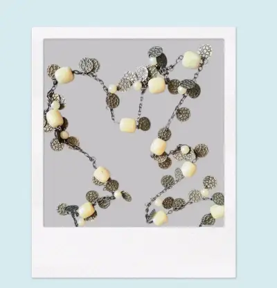 Collar largo con perlas y hojas decorativas. - miniatura 4