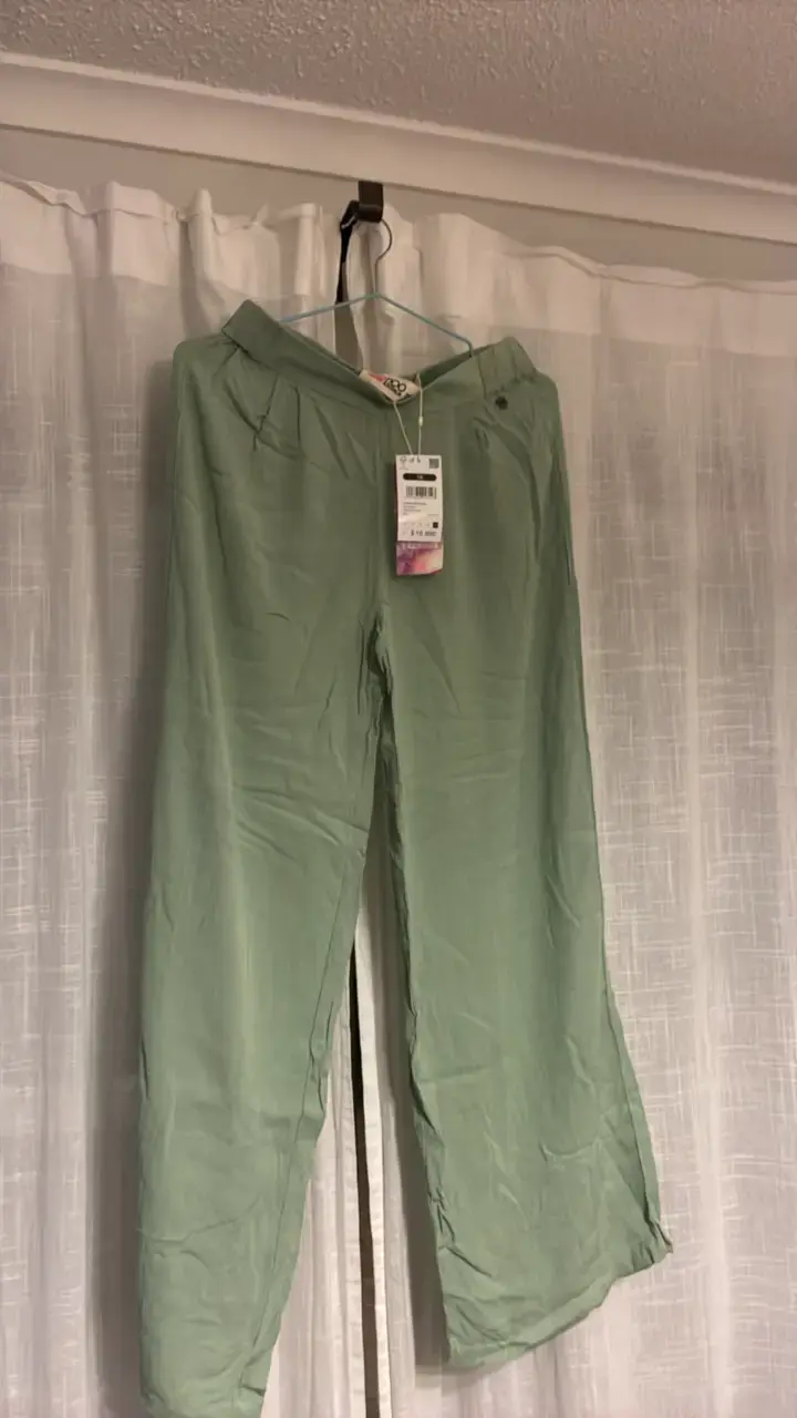 Pantalones verdes de lino con etiqueta