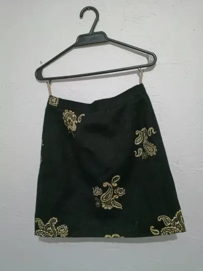 Falda negra con bordado dorado elegante - miniatura 1