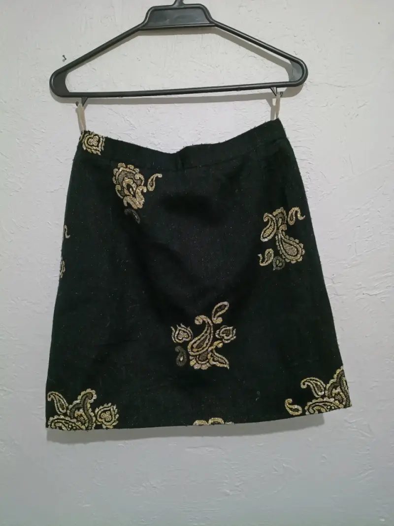 Falda negra con bordado dorado elegante - 2