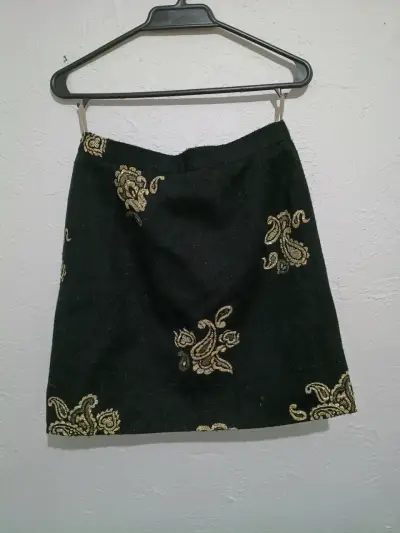 Falda negra con bordado dorado elegante - miniatura 2