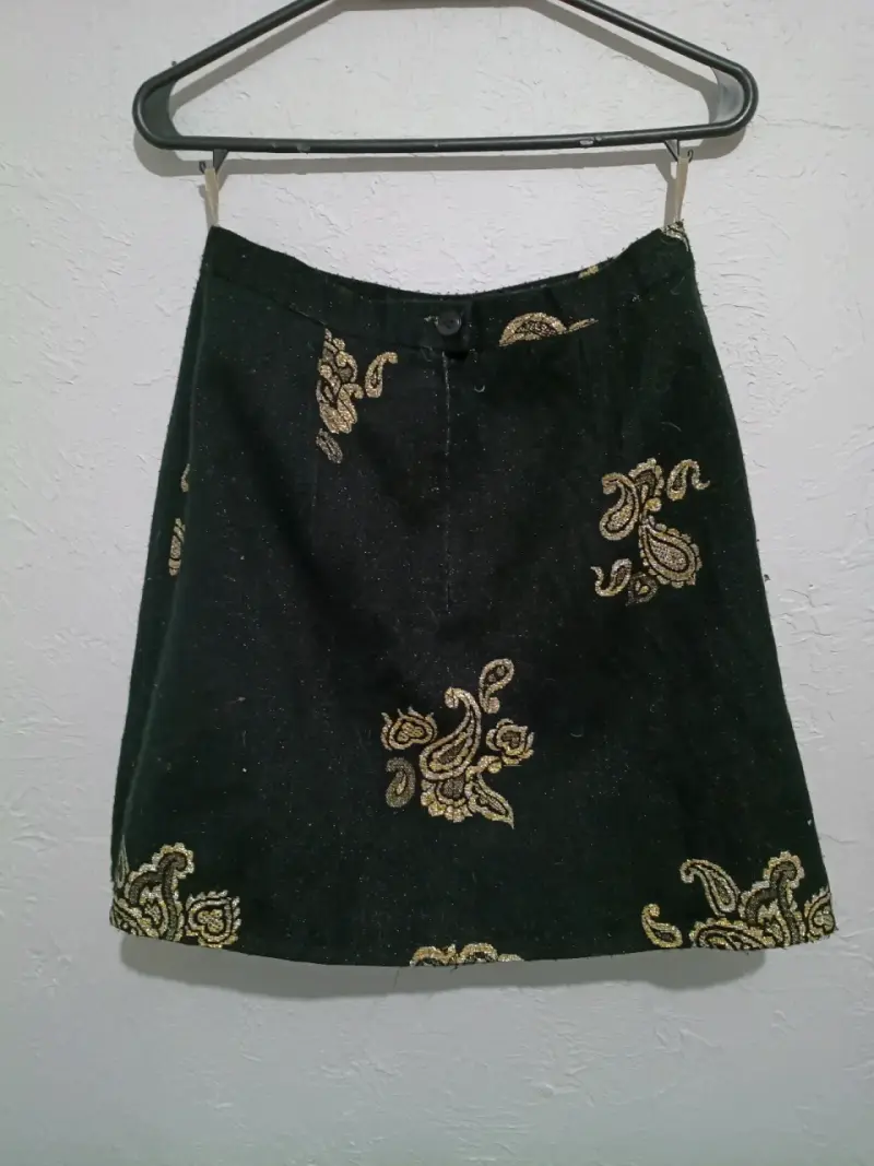 Falda negra con bordado dorado elegante - 3