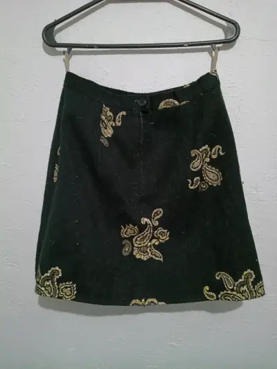 Falda negra con bordado dorado elegante - miniatura 3