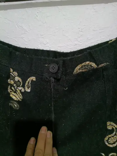 Falda negra con bordado dorado elegante - miniatura 4