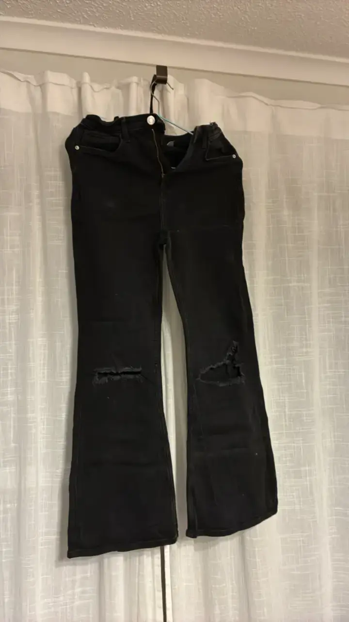 Jeans negros desgastados para mujer