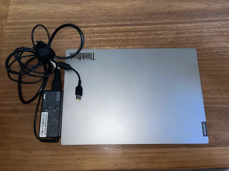 Laptop Lenovo ThinkBook 14 con cargador - 1