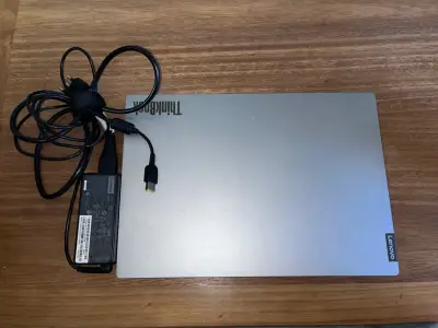Laptop Lenovo ThinkBook 14 con cargador - miniatura 1