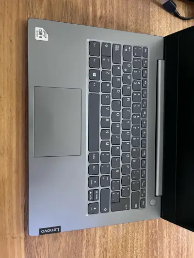 Laptop Lenovo ThinkBook 14 con cargador - miniatura 3