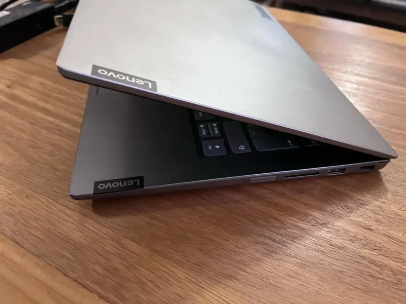 Laptop Lenovo ThinkBook 14 con cargador - 4