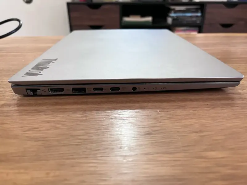Laptop Lenovo ThinkBook 14 con cargador - 6