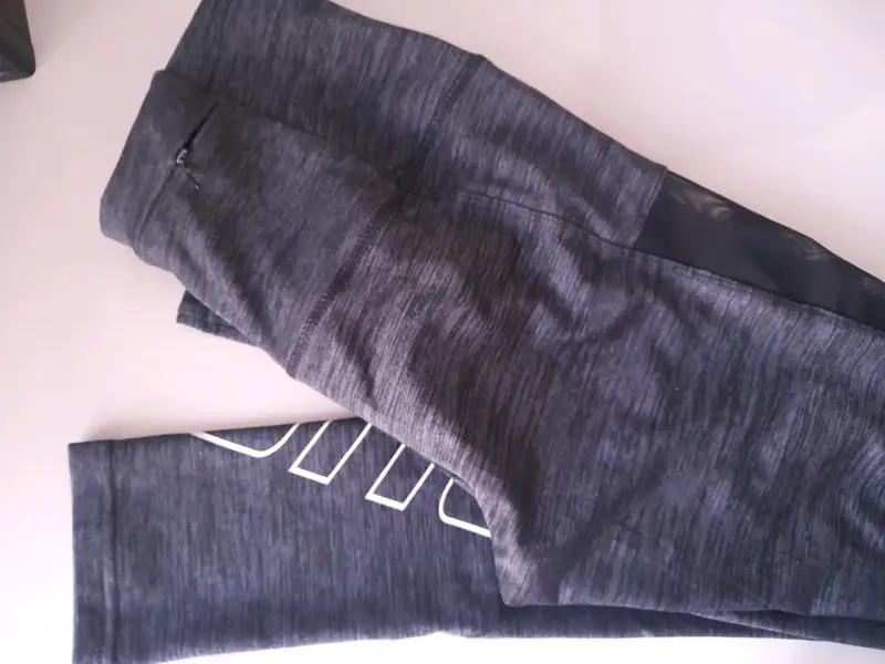 Leggings deportivos gris oscuro con logo - 1