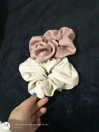Set de colets/ moños de tela rosa y blanca - miniatura 3