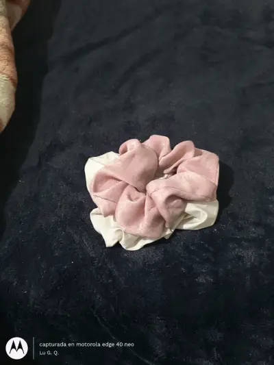 Set de colets/ moños de tela rosa y blanca - miniatura 6