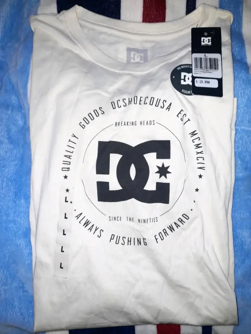 Polera DC Shoes blanca con estampado