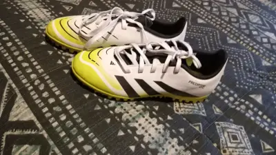 Zapatillas de fútbol Adidas Predator blancas y amarillas - miniatura 1