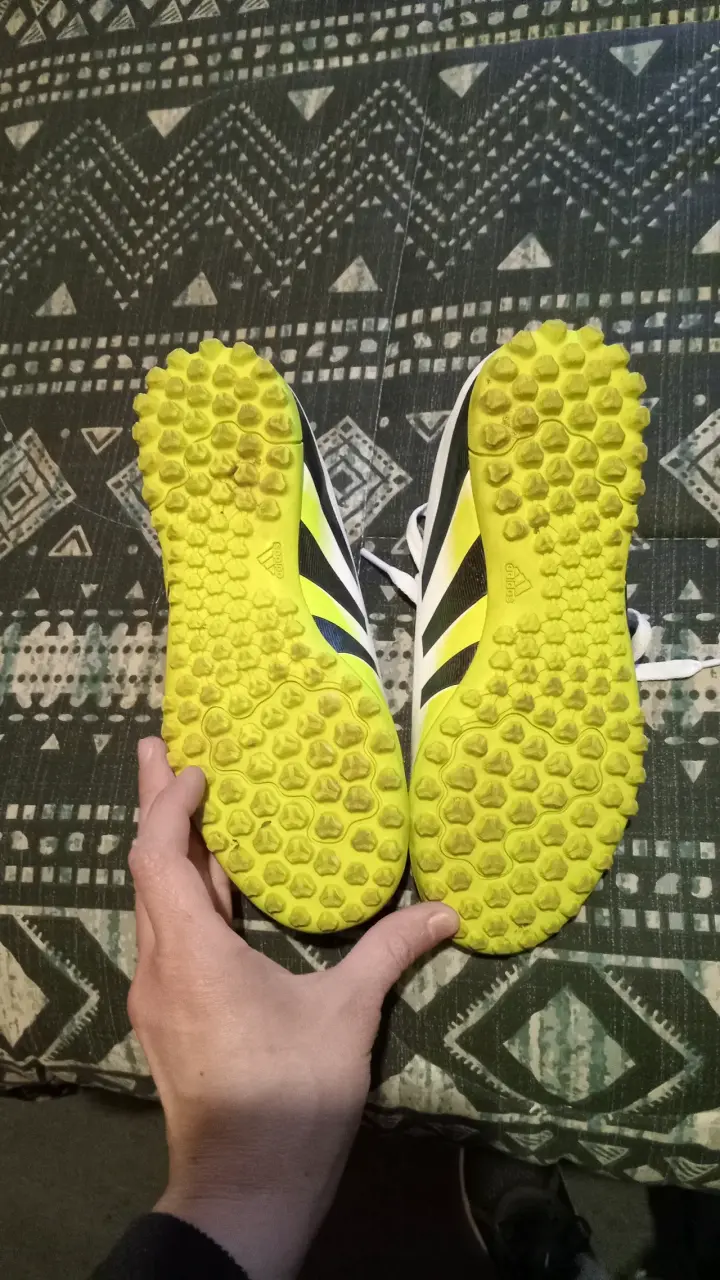 Zapatillas de fútbol Adidas Predator blancas y amarillas - 2